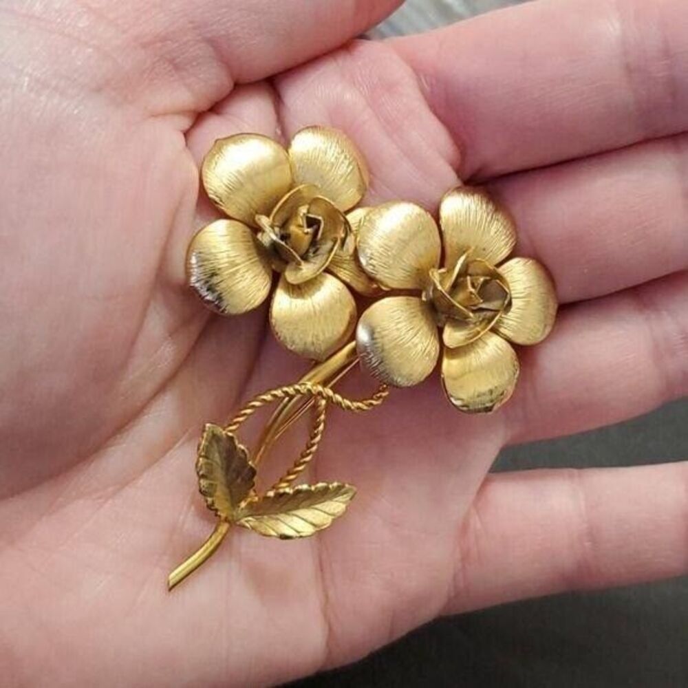 Vintage Giovanni gold tone flower brooch